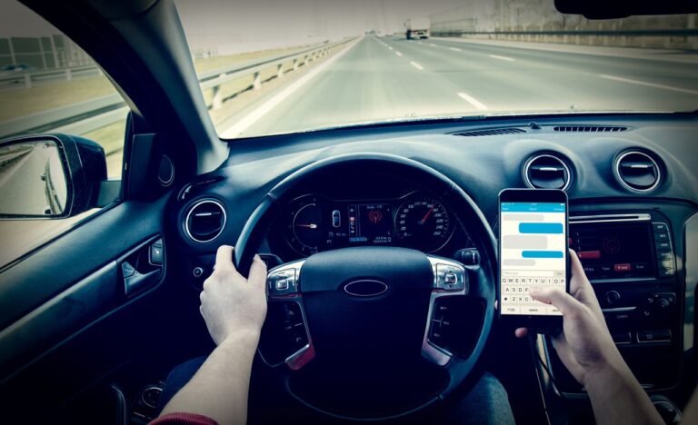 7 tips to avoid distracted driving